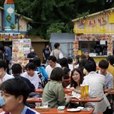 Auch in Japan zelebriert man das Bier – beim Oktoberfest im "Shiba Park" kann man Bier in einem Drei-Liter-Humpen kaufen, zu essen gibt es Würstchen und Brezeln. In anderen Städten des Landes wird ebenfalls zwischen September und Oktober das deutsche Volksfest gefeiert. Hier sieht man ein Bild aus dem Jahr 2022 – viele Besucher trugen damals noch eine Maske. Die Jahre zuvor war das Fest wegen der Pandemie ausgefallen …