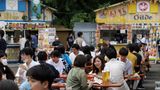 Auch in Japan zelebriert man das Bier – beim Oktoberfest im "Shiba Park" kann man Bier in einem Drei-Liter-Humpen kaufen, zu essen gibt es Würstchen und Brezeln. In anderen Städten des Landes wird ebenfalls zwischen September und Oktober das deutsche Volksfest gefeiert. Hier sieht man ein Bild aus dem Jahr 2022 – viele Besucher trugen damals noch eine Maske. Die Jahre zuvor war das Fest wegen der Pandemie ausgefallen …