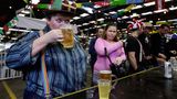 In Australien ist Frühling, wenn das Oktoberfest gefeiert wird – da erfrischt ein kühler Schluck Bier. Aufgenommen wurde das Foto im Jahr 2009, damals beging man das "Oktoberfest" wenig idyllisch in einer Mehrzweckhalle in Sydney. Heute gibt es "Oktoberfeste" in vielen großen Städten Australiens, beispielsweise in Adelaide, Perth oder Melbourne. In Sydney soll dieses Jahr an einem pittoresken Ort gefeiert werden: im botanischen Garten