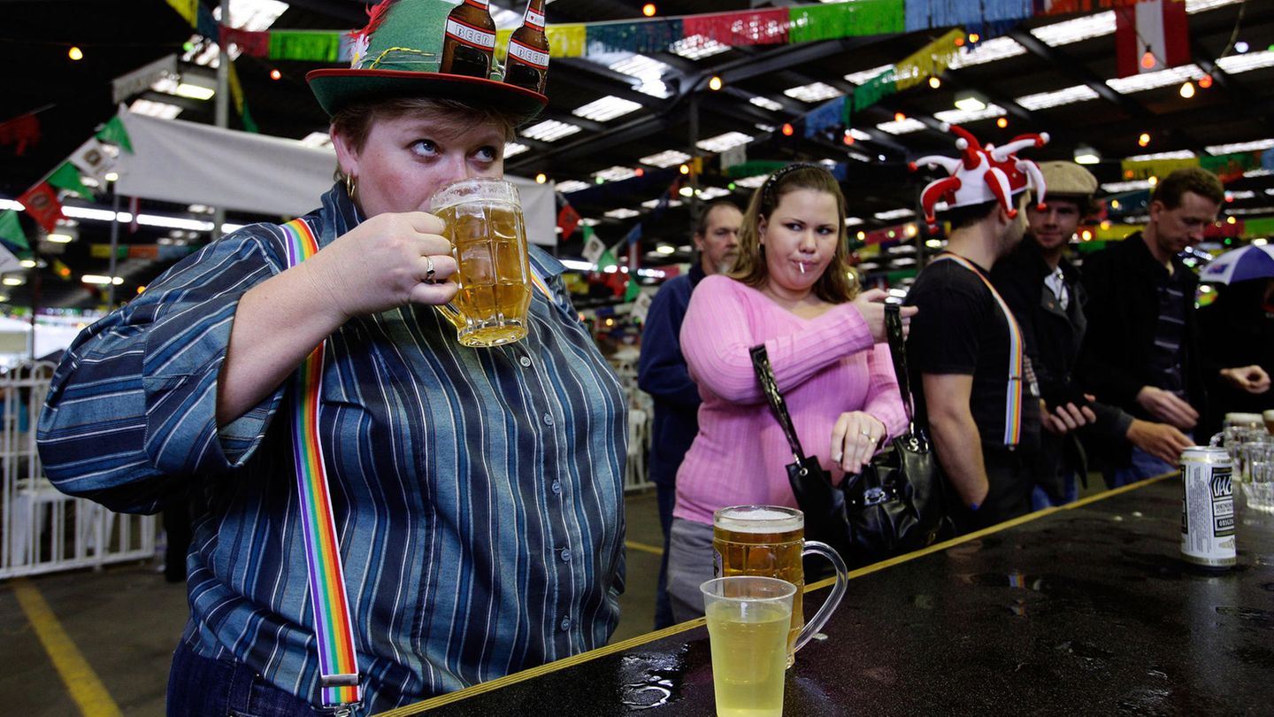Sydney, Australien In Australien ist Frühling, wenn das Oktoberfest gefeiert wird – da erfrischt ein kühler Schluck Bier. Aufgenommen wurde das Foto im Jahr 2009, damals beging man das "Oktoberfest" wenig idyllisch in einer Mehrzweckhalle in Sydney. Heute gibt es "Oktoberfeste" in vielen großen Städten Australiens, beispielsweise in Adelaide, Perth oder Melbourne. In Sydney soll dieses Jahr an einem pittoresken Ort gefeiert werden: im botanischen Garten