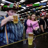 In Australien ist Frühling, wenn das Oktoberfest gefeiert wird – da erfrischt ein kühler Schluck Bier. Aufgenommen wurde das Foto im Jahr 2009, damals beging man das "Oktoberfest" wenig idyllisch in einer Mehrzweckhalle in Sydney. Heute gibt es "Oktoberfeste" in vielen großen Städten Australiens, beispielsweise in Adelaide, Perth oder Melbourne. In Sydney soll dieses Jahr an einem pittoresken Ort gefeiert werden: im botanischen Garten