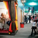 Schon der Ortsname klingt ziemlich deutsch. Tatsächlich wurde "Blumenau", eine deutsche Kolonie, 1850 von Deutschen gegründet. Genauer gesagt, vom Apotheker Hermann Blumenau, der von 17 Auswanderern begleitet wurde und den Ort nach sich selbst benannte. Inzwischen leben in Blumenau 300.000 Einwohner, viele von ihnen sprechen auch heute noch Deutsch. Seit 1984 feiert man hier ein Oktoberfest. Frauen wie auch Männer …