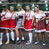 ... schmeißen sich hier in "traditionelle" deutsche Kleidung. An deutsche Traditionen erinnert auch die Architektur der Stadt – hier gibt es viele Häuser, die dem Fachwerk nachempfunden sind