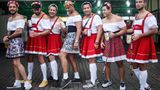 ... schmeißen sich hier in "traditionelle" deutsche Kleidung. An deutsche Traditionen erinnert auch die Architektur der Stadt – hier gibt es viele Häuser, die dem Fachwerk nachempfunden sind