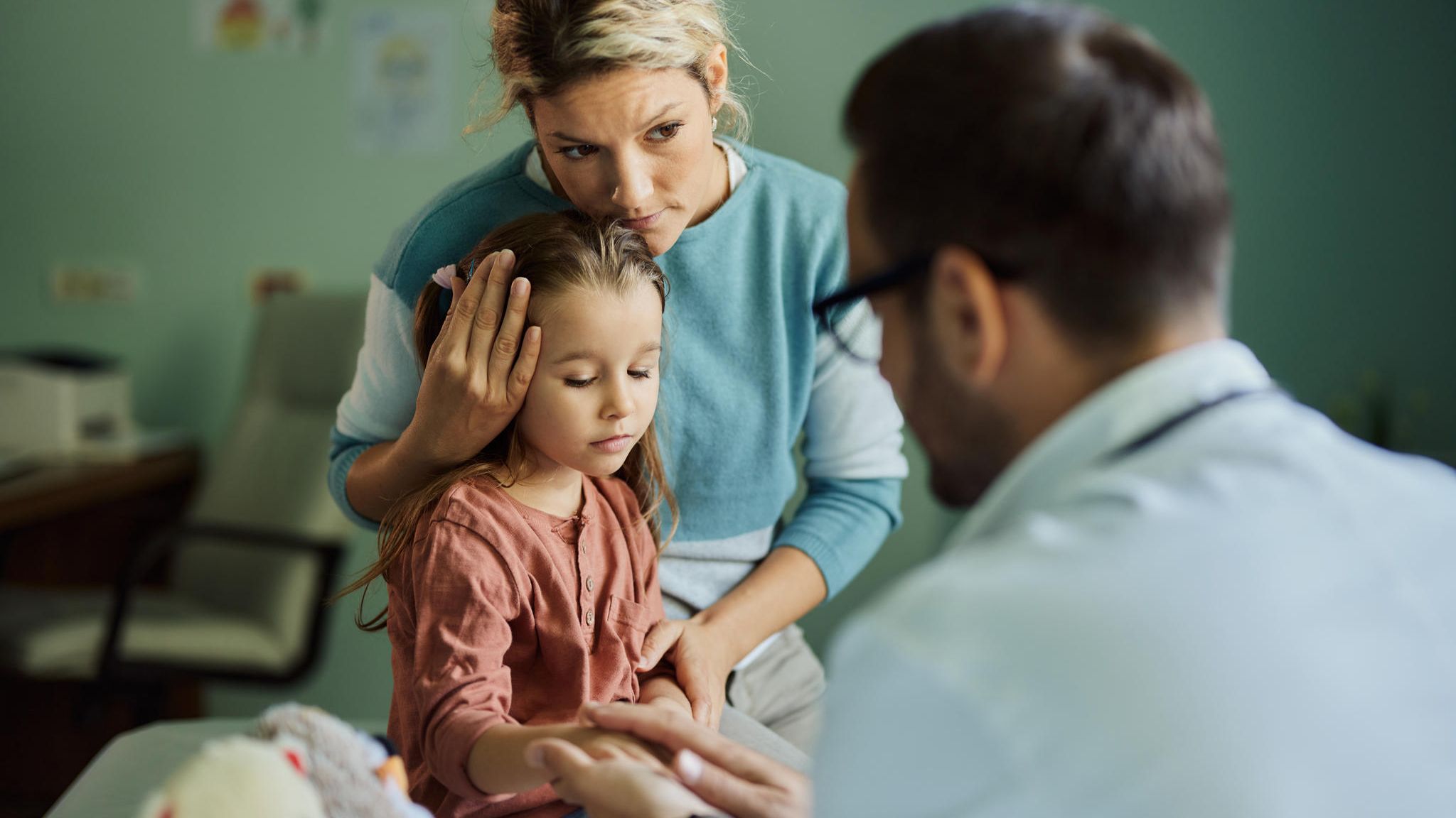 Familiäre Hypercholesterinämie: Mutter und Tochter sitzen beim Kinderarzt