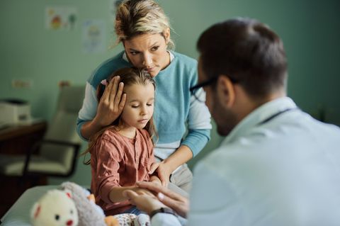 Familiäre Hypercholesterinämie: Mutter und Tochter sitzen beim Kinderarzt