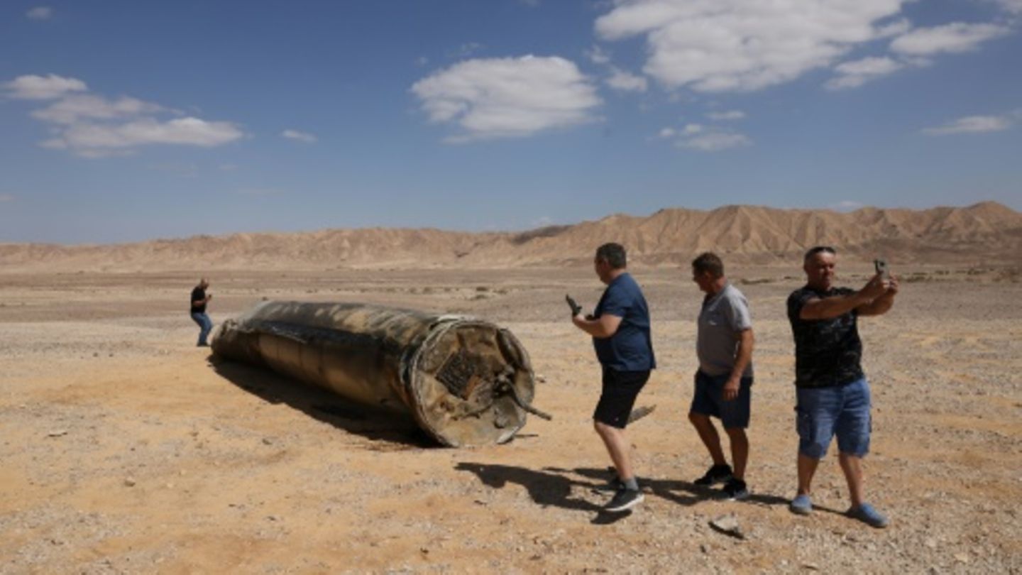 Neugieriger neben Überresten einer iranischen Rakete