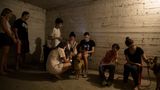 Israel, Tel Aviv: Menschen suchen mit ihren Kindern und Tieren Schutz in Bunkern