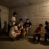 Israel, Tel Aviv: Menschen suchen mit ihren Kindern und Tieren Schutz in Bunkern