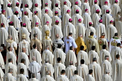 Priester bei der Eröffnungsmesse zur Weltsynode