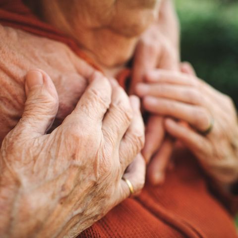Pflegefall: Hände halten sich fest