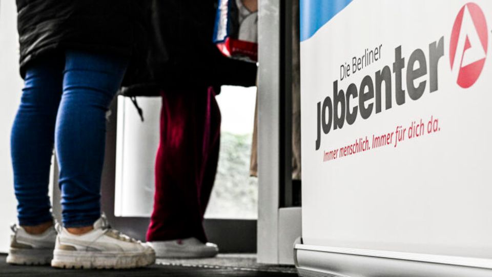 Bürgergeld: Anstehende vor einem Jobcenter