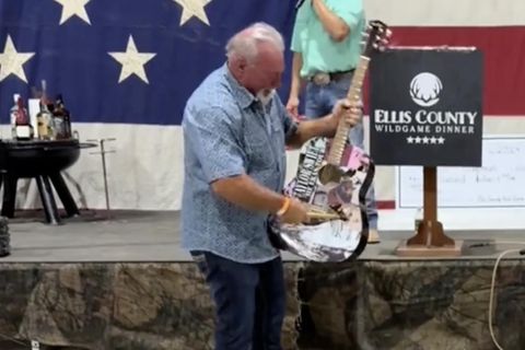 Mann ersteigert für 4000 US-Dollar Taylor Swift-Gitarre - und zerstört sie dann