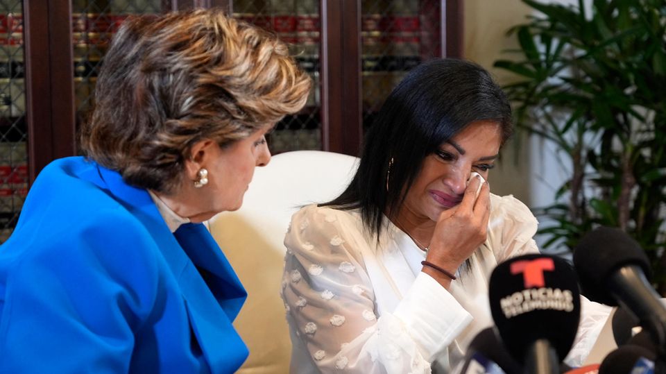 Beim Sex gefilmt: Thalia Graves bricht bei der Pressekonferenz neben ihrer Anwältin Gloria Allred in Tränen aus