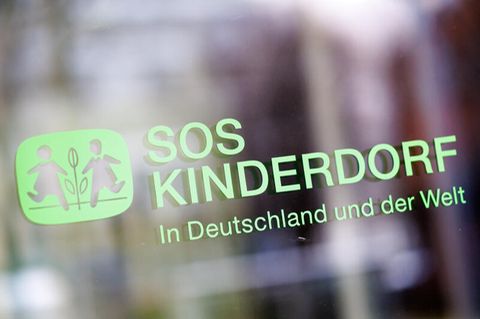 Schild der SOS-Kinderdörfer