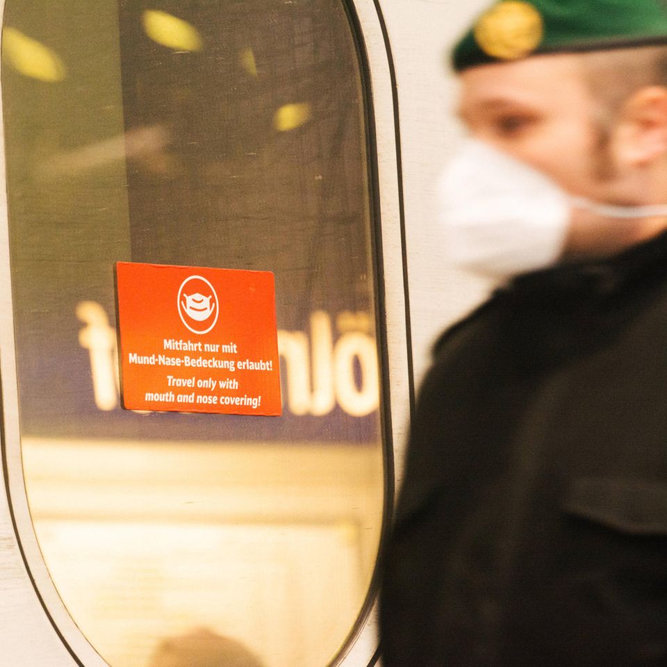 Verdacht auf Marburg-Virus: Ein Polizist vor einem Zug