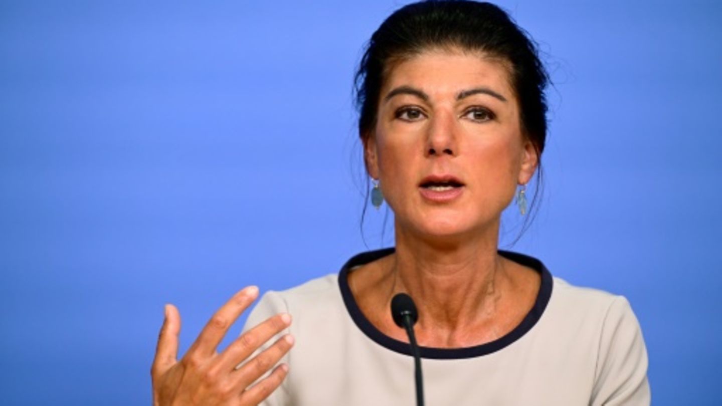 Wagenknecht and Stegner speak at pacifism rally in Berlin