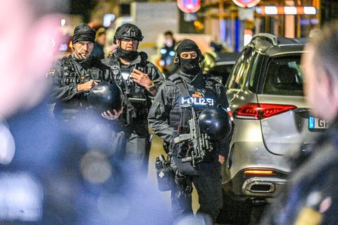 Polizisten stehen nach der Schießerei mit Maschinenpistolen in Göppingen