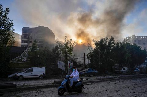 Nach einem Angriff Isreals im Libanon steigt in Beirut Rauch auf