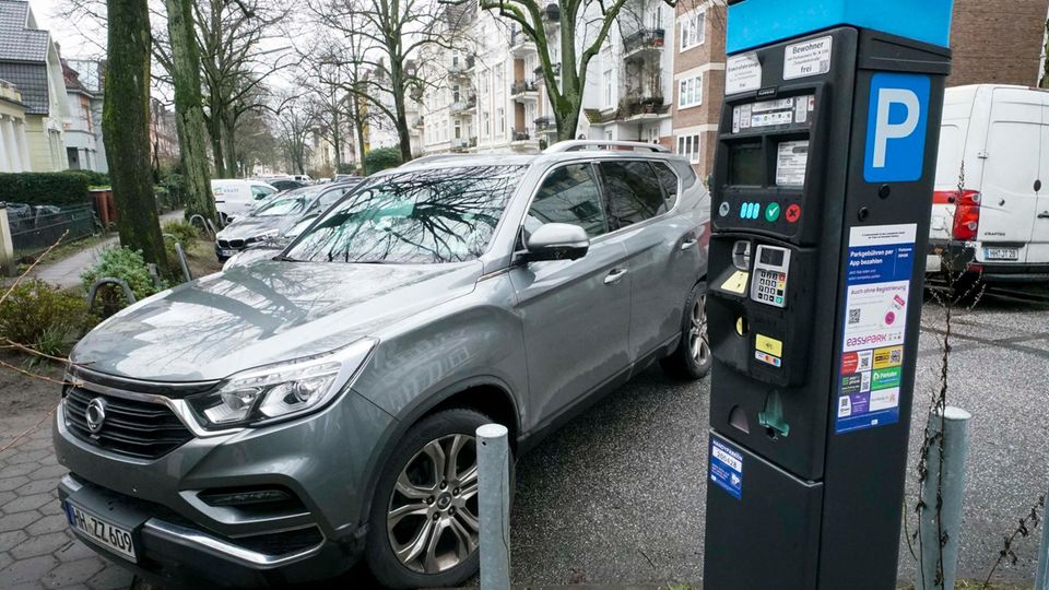 Hohe Parkkosten für SUVs: Passt sich Deutschland bald an Paris an? (Video)