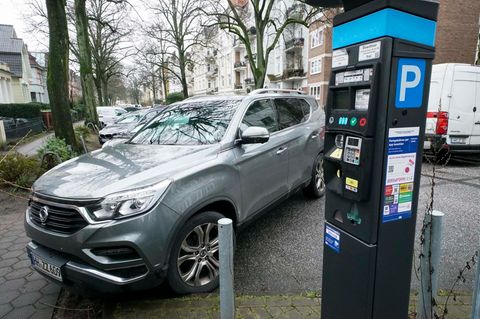 Hohe Parkkosten für SUVs: Passt sich Deutschland bald an Paris an? (Video)