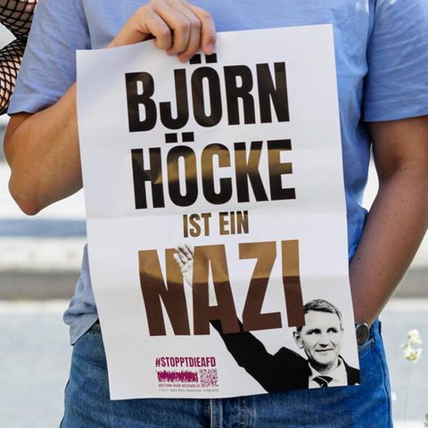 Hall in June: Demonstrators stand in front of the courthouse, where the Thuringian AfD boss Björn Höcke was made. He had the SA slogan "Everything for Germany" Use 