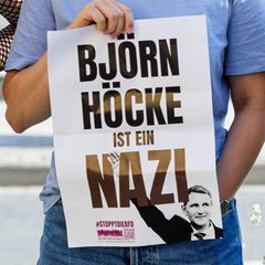 Halle im Juni: Demonstranten stehen vor dem Gerichtsgebäude, wo dem Thüringer AfD-Chef Björn Höcke der Prozess gemacht wurde. Er hatte die SA-Parole "Alles für Deutschland" verwendet 