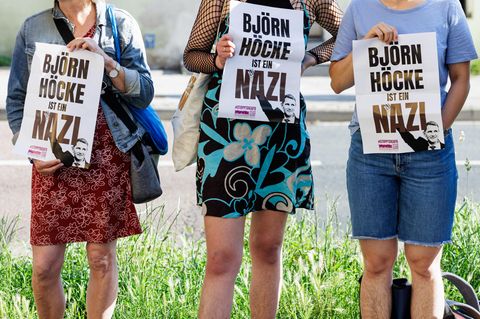 Halle im Juni: Demonstranten stehen vor dem Gerichtsgebäude, wo dem Thüringer AfD-Chef Björn Höcke der Prozess gemacht wurde. Er hatte die SA-Parole "Alles für Deutschland" verwendet 