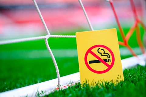 Rauchverbot: Eine gelbe Karte mit dem Zeichen Rauchen verboten im Stadion
