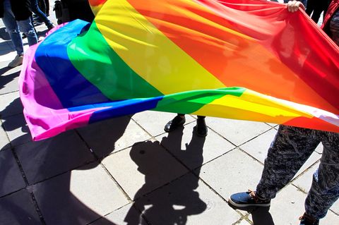 Aktivisten in Georgien besuchen eine Demonstration gegen Homophobie (Archivfoto)