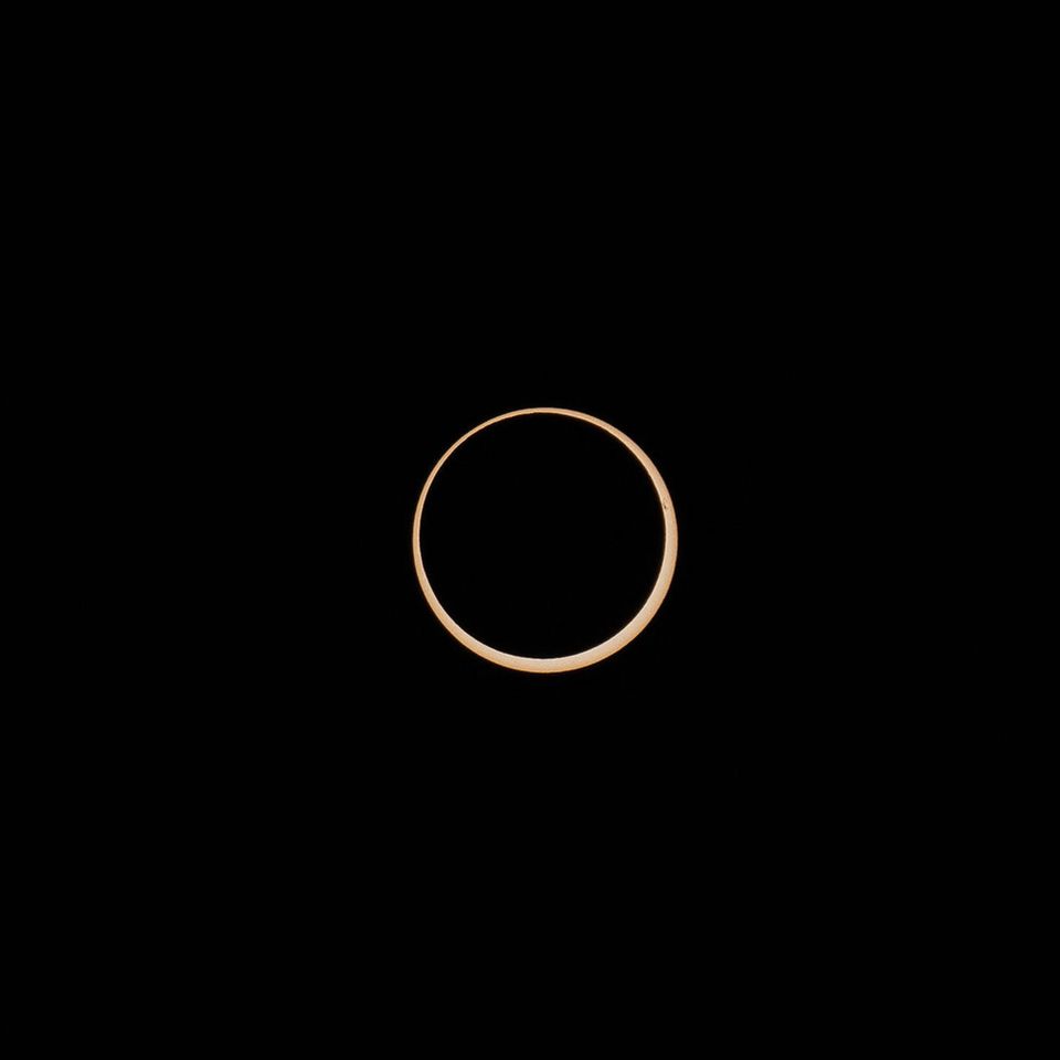 Eine ringförmige Sonnenfinsternis ist auf der Osterinsel abgebildet