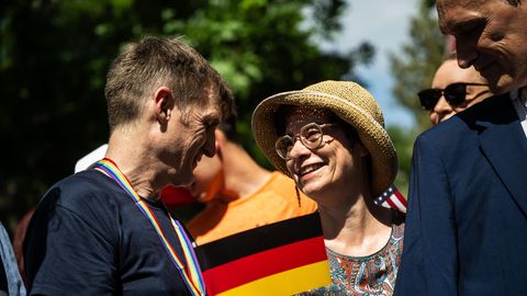 Julia Gross, deutsche Botschafterin in Ungarn (M) bei einer Pride-Parade in Budapest (Archivfoto)