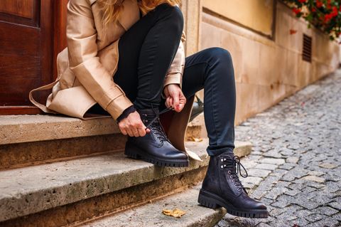 Person trägt Stiefeltrend 2025: schwarze Boots