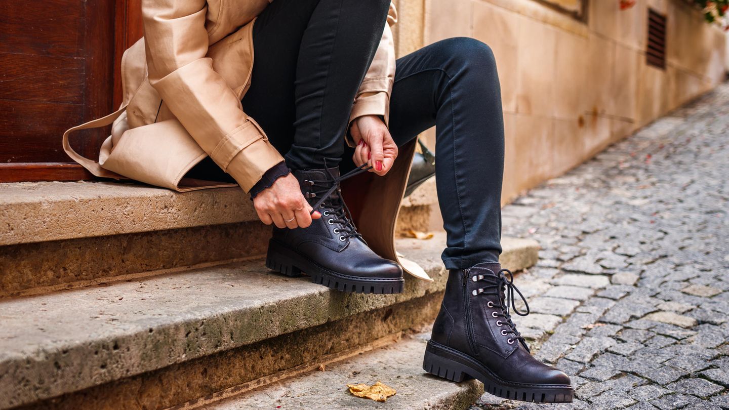 Person trägt Stiefeltrend 2025: schwarze Boots