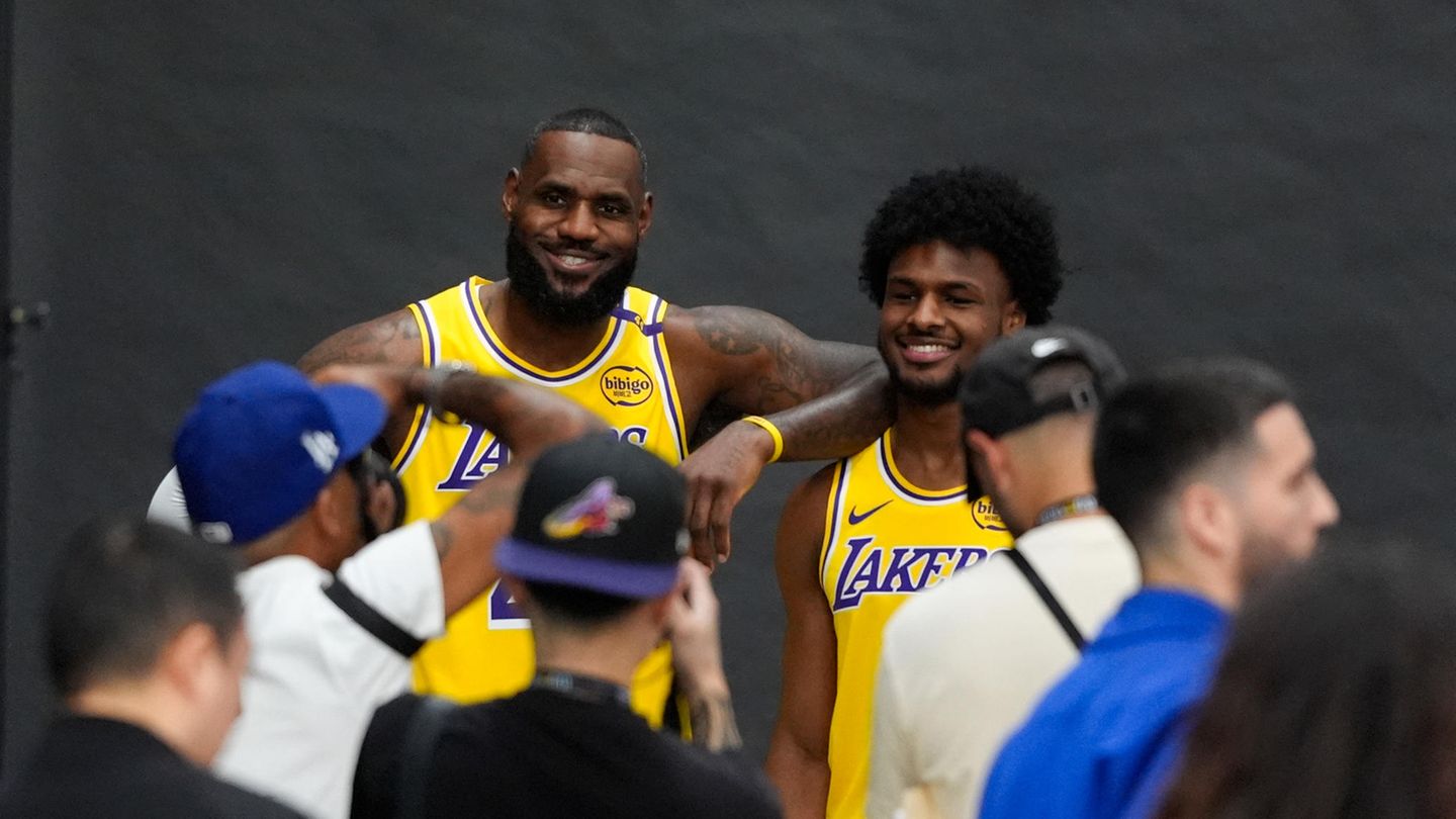 NBA: LeBron James and his son make sports history