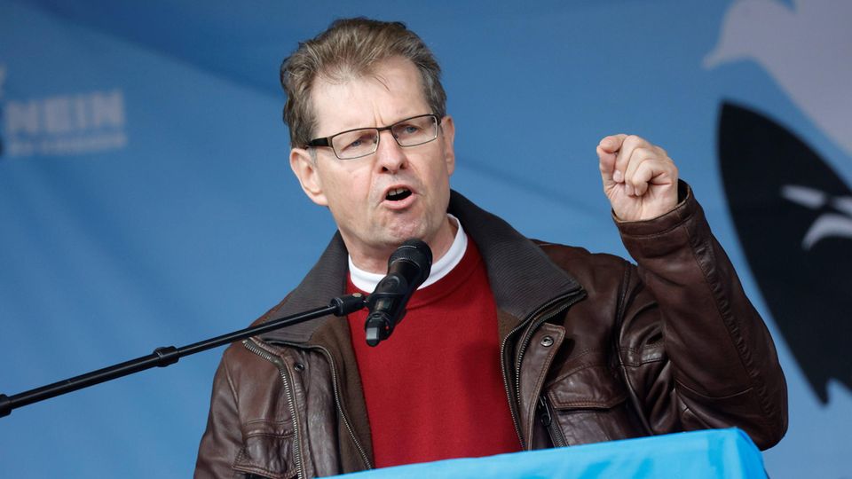 Der SPD-Politiker Ralf Stegner spricht am Tag der Einheit auf der Berliner "Friedensdemonstration"