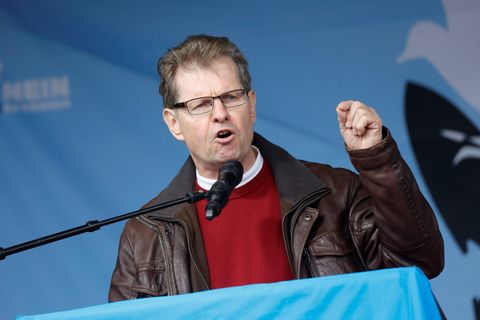 Der SPD-Politiker Ralf Stegner spricht am Tag der Einheit auf der Berliner "Friedensdemonstration"
