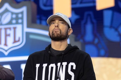Eminem mit Sweatshirt und Kappe