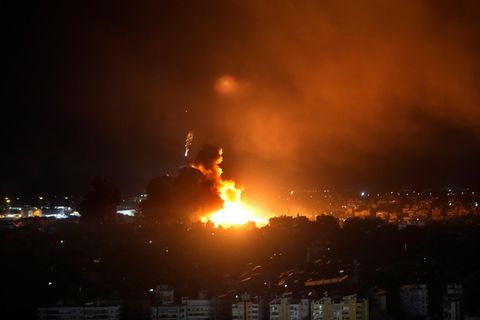 In der Nacht erhellten israelische Raketen den Himmel über Beirut. Israels Ziel: Die Infrastruktur der Hisbollah-Miliz zerstören. Aufnahmen von Explosionen in der libanesischen Hauptstadt, sehen Sie hier.