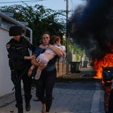Polizeibeamte evakuieren eine Frau und ein Kind in Ashkelon, Israel