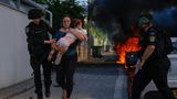 Polizeibeamte evakuieren eine Frau und ein Kind in Ashkelon, Israel