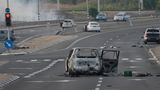 Zerstörtes Auto ist in Sderot, Israel, am Tag des Angriffes der Hamas