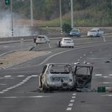 Zerstörtes Auto ist in Sderot, Israel, am Tag des Angriffes der Hamas