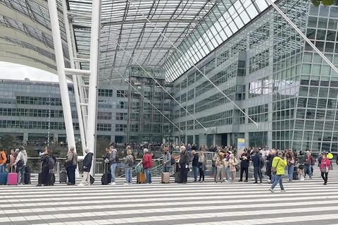 Totales Chaos: 2 Kilometer lange Warteschlange am Münchner Flughafen (Video)