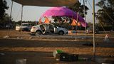 Ein verlassenes Auto steht auf dem Gelände des Festivals
