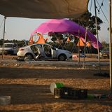 Ein verlassenes Auto steht auf dem Gelände des Festivals