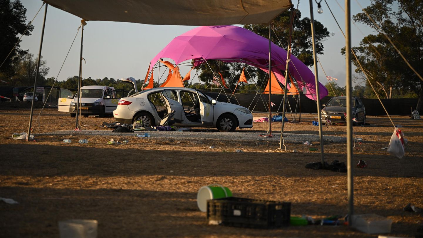 Kurz nach 7 Uhr: das "Supernova"-Festival Ein verlassenes Auto steht auf dem Gelände des Festivals