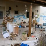 Schutt liegt vor einem zerstörten Haus im Kibbuz Beeri im Grenzgebiet zum Gaza-Streifen im Süden Israels