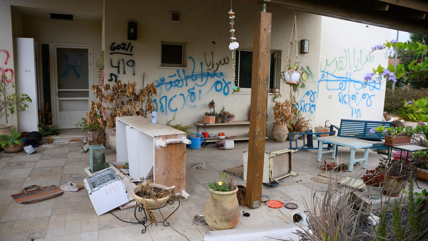 Schutt liegt vor einem zerstörten Haus im Kibbuz Beeri im Grenzgebiet zum Gaza-Streifen im Süden Israels