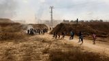 Palästinenser überqueren den Grenzzaun zwischen dem Gazastreifen und Israel in Khan Yunis, im südlichen Gaza-Streifen.